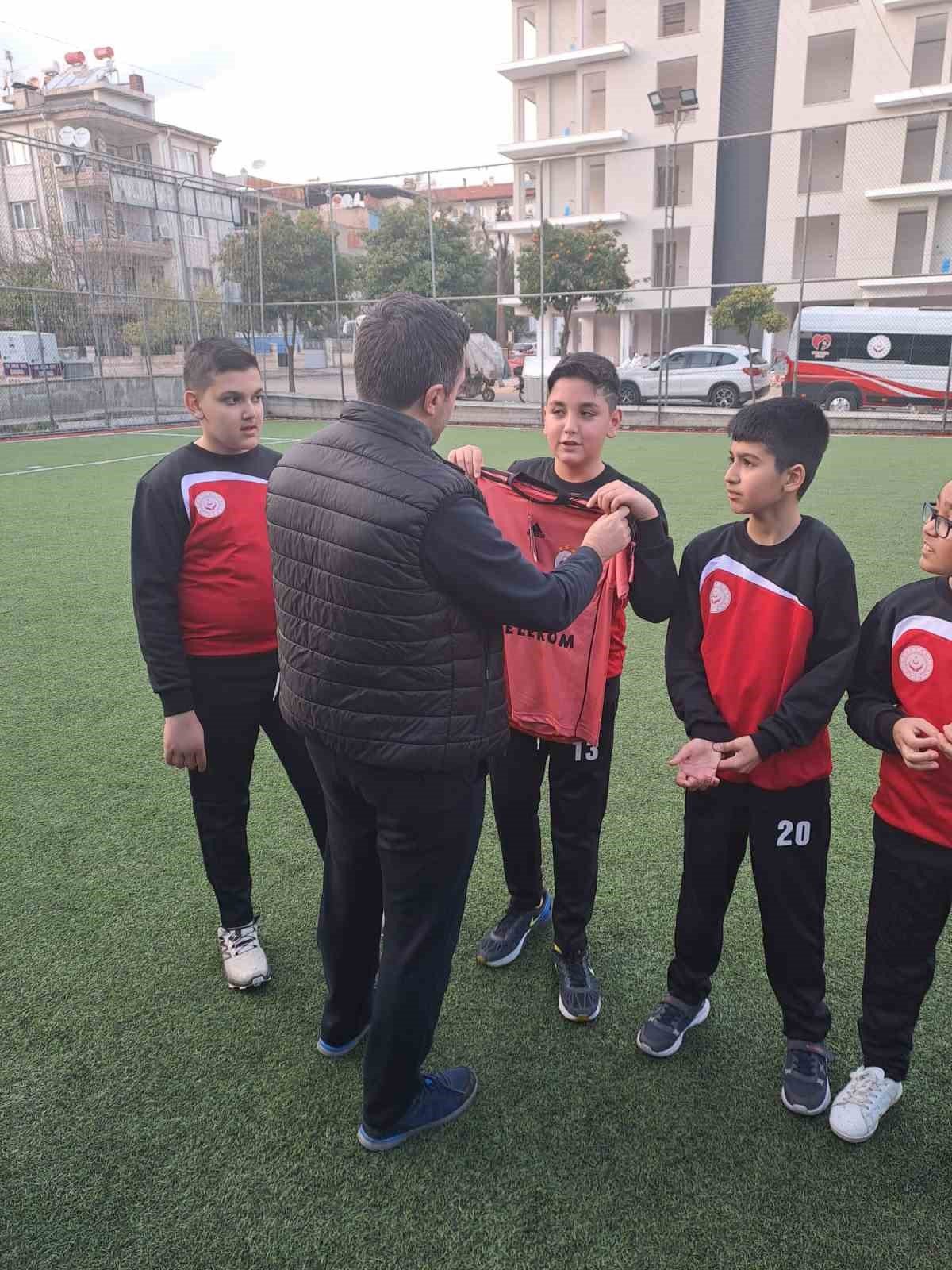 Depremzede çocuklar, halı saha turnuvasında moral buldu