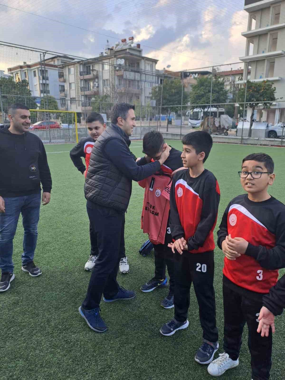 Depremzede çocuklar, halı saha turnuvasında moral buldu