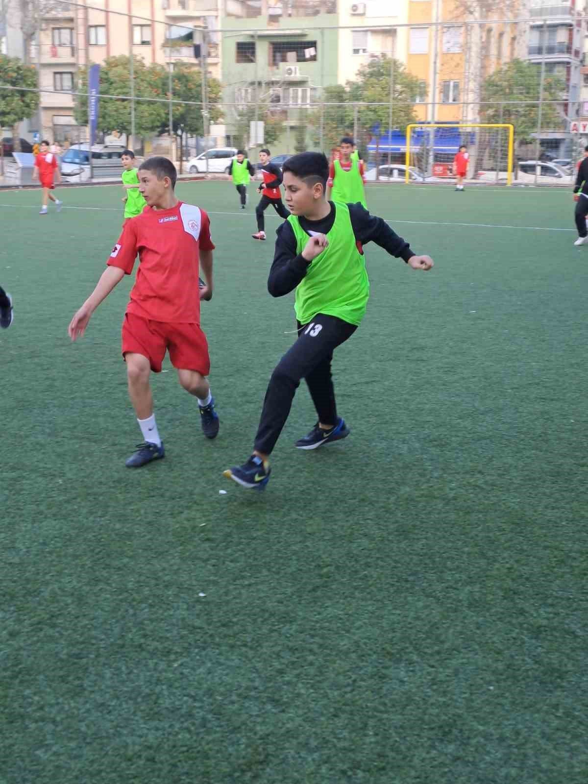 Depremzede çocuklar, halı saha turnuvasında moral buldu