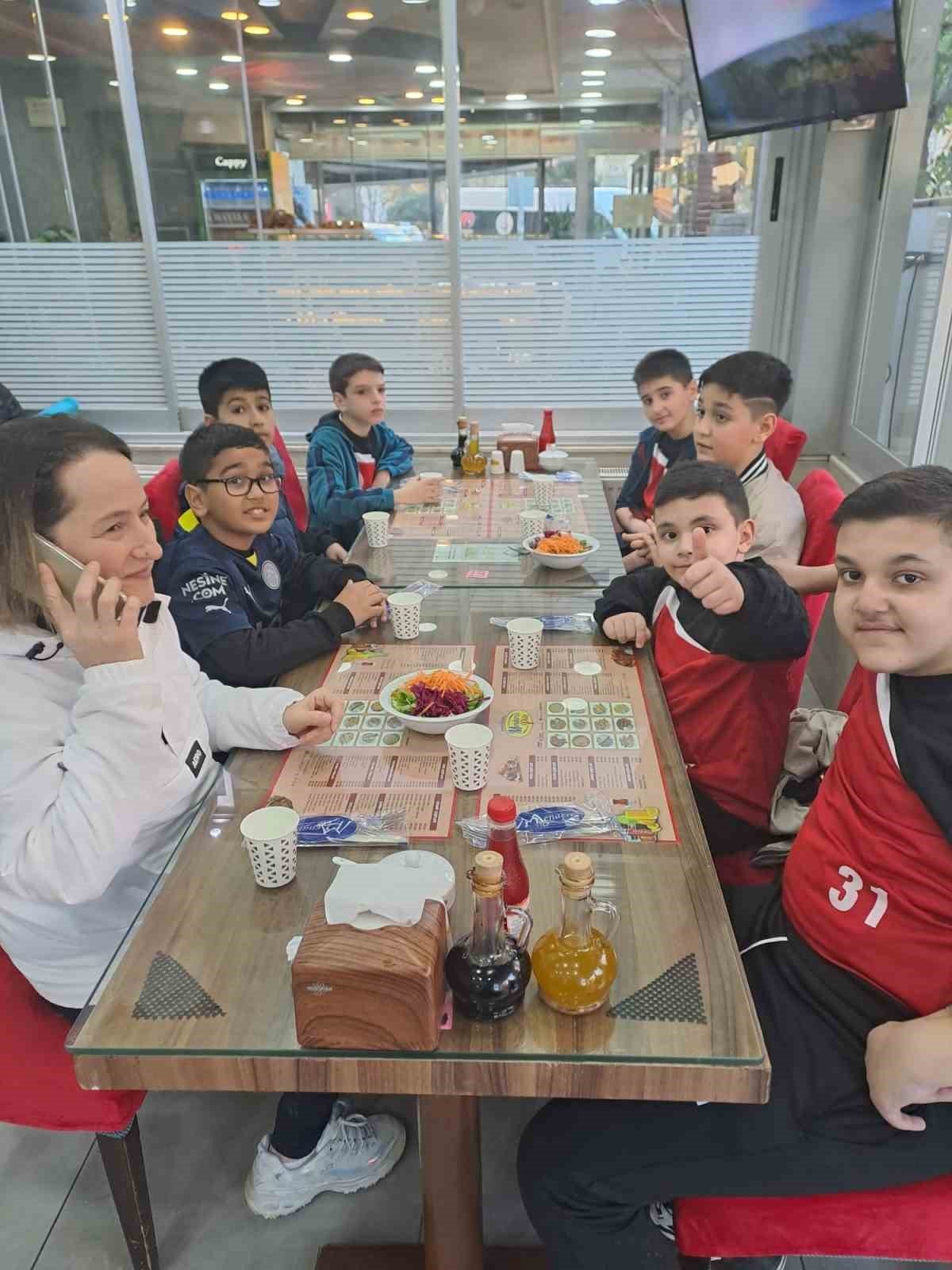 Depremzede çocuklar, halı saha turnuvasında moral buldu