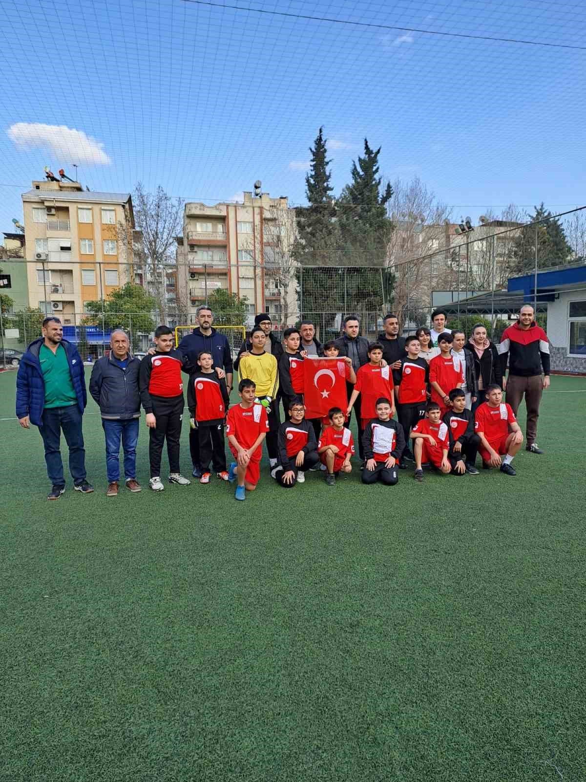 Depremzede çocuklar, halı saha turnuvasında moral buldu