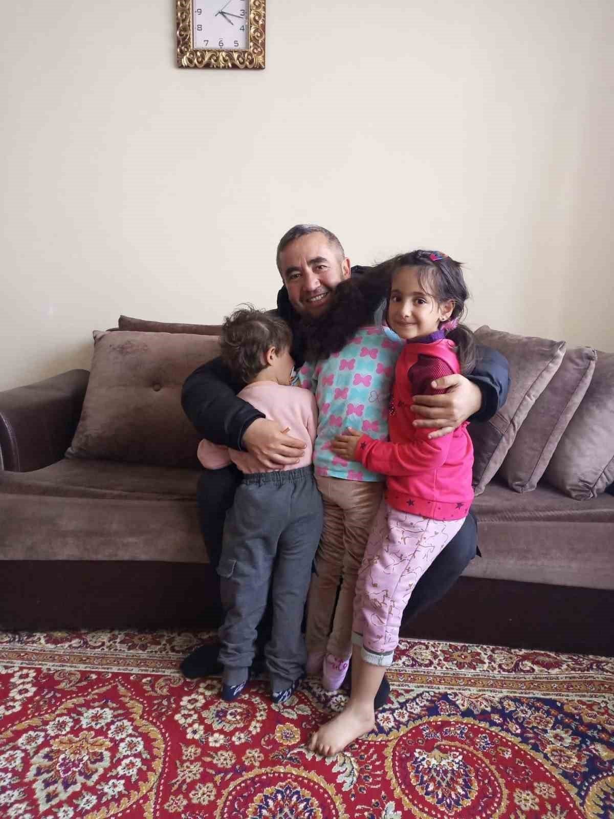 Muhtar depremzede aileleri bir an olsun yalnız bırakmıyor