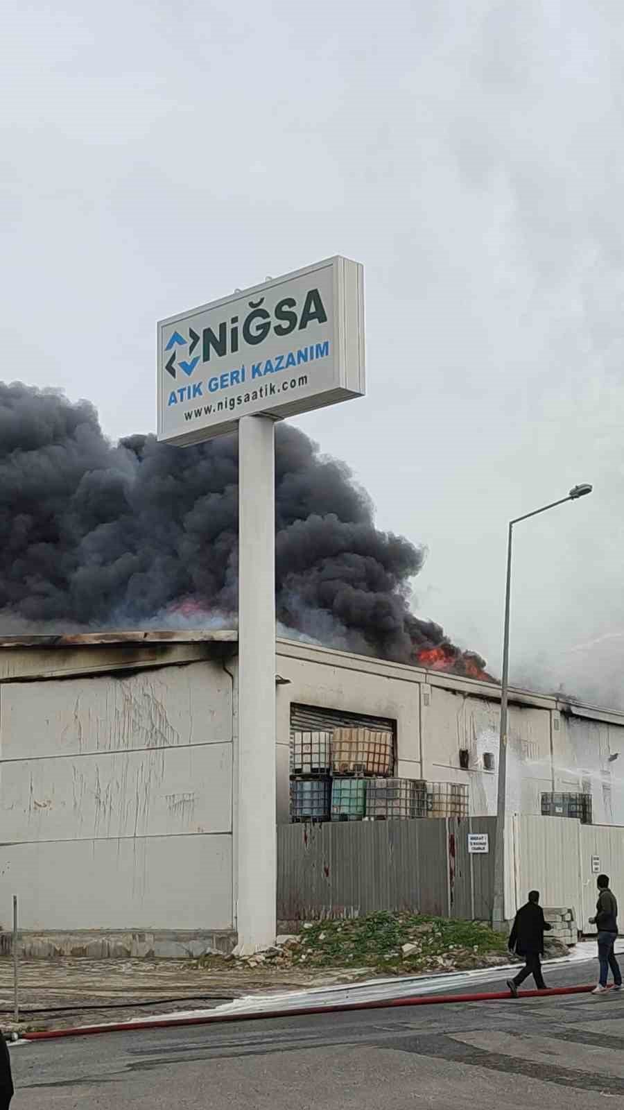 Aliağa’da geri dönüşüm tesisinde yangın