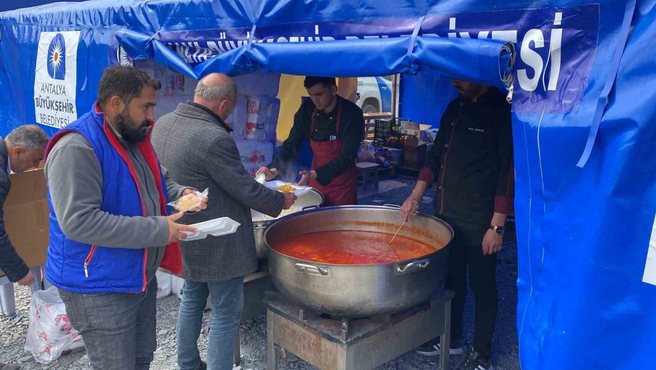 Büyükşehir Belediyesi’nin deprem bölgesine desteği sürüyor