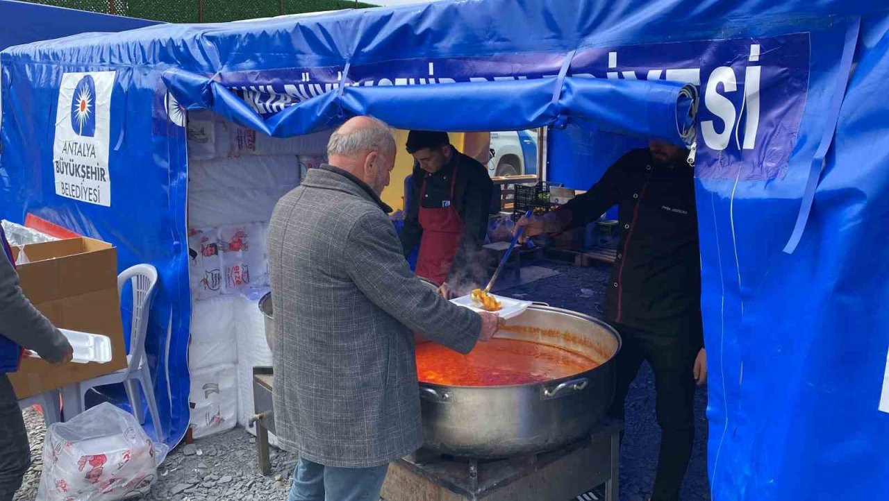 Büyükşehir Belediyesi’nin deprem bölgesine desteği sürüyor