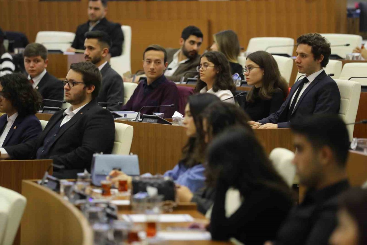 Büyükşehir Gençlik Meclisi deprem gündemiyle toplandı