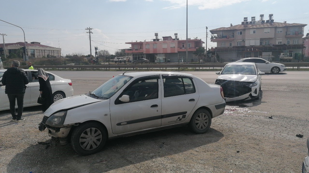 Manavgat’ta 2 kişinin yaralandığı trafik kazası güvenlik kamaralarına saniye saniye yansıdı.