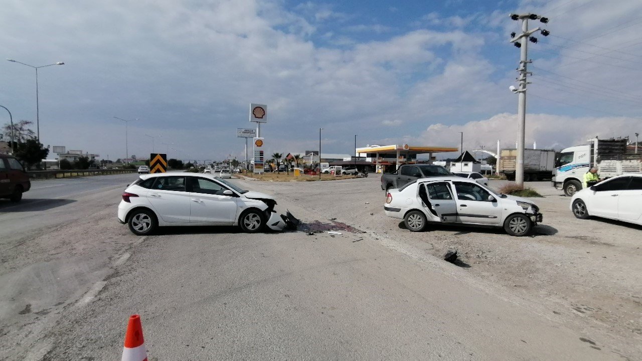 Manavgat’ta 2 kişinin yaralandığı trafik kazası güvenlik kamaralarına saniye saniye yansıdı.