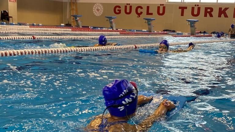 Aydın’da çocuklar yüzme öğrenmeye devam ediyor
