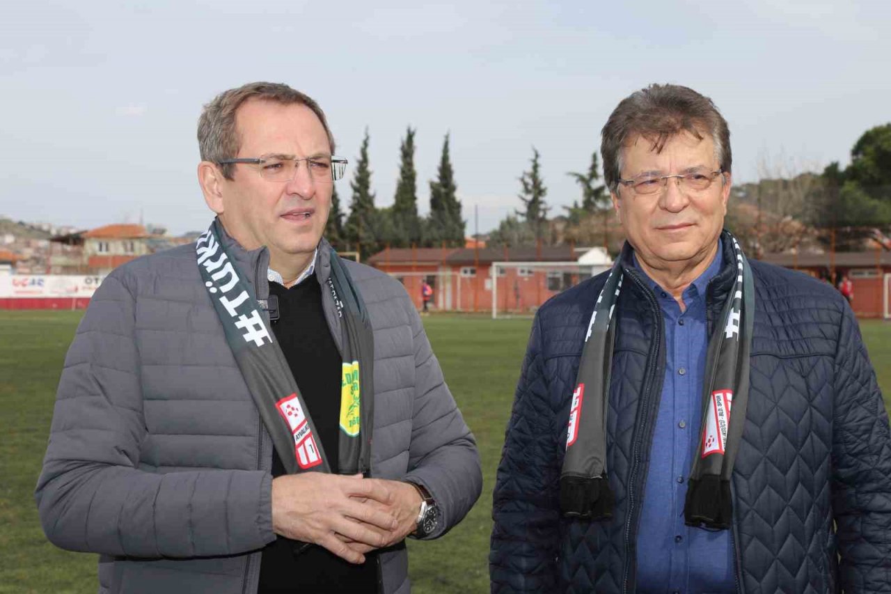 Ayvalık’ta iki ezeli rakip takım depremzedeler için tek yürek oldu