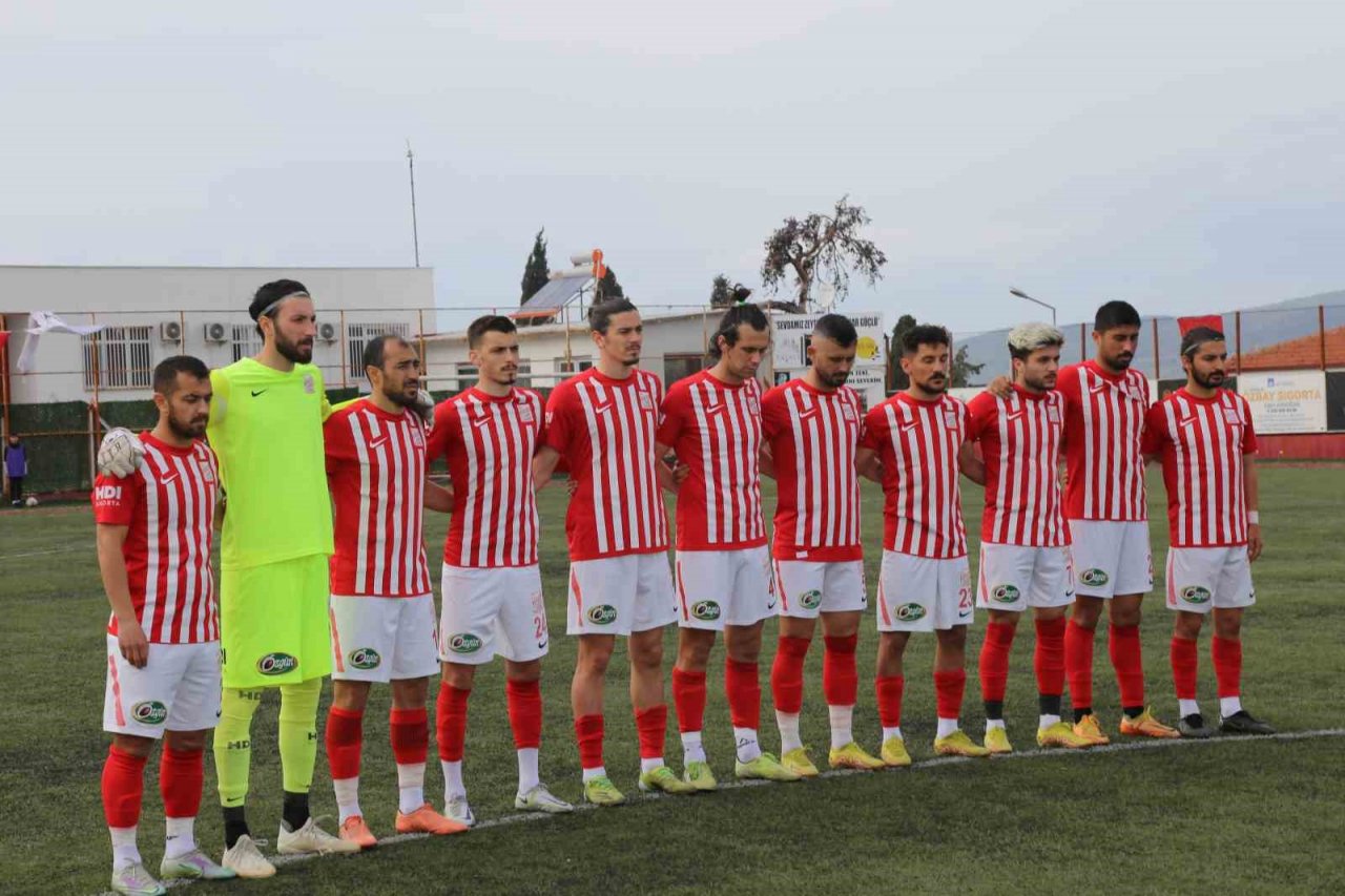 Ayvalık’ta iki ezeli rakip takım depremzedeler için tek yürek oldu