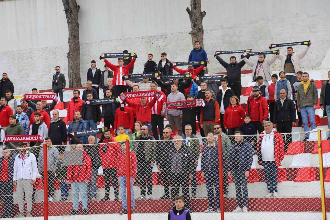 Ayvalık’ta iki ezeli rakip takım depremzedeler için tek yürek oldu