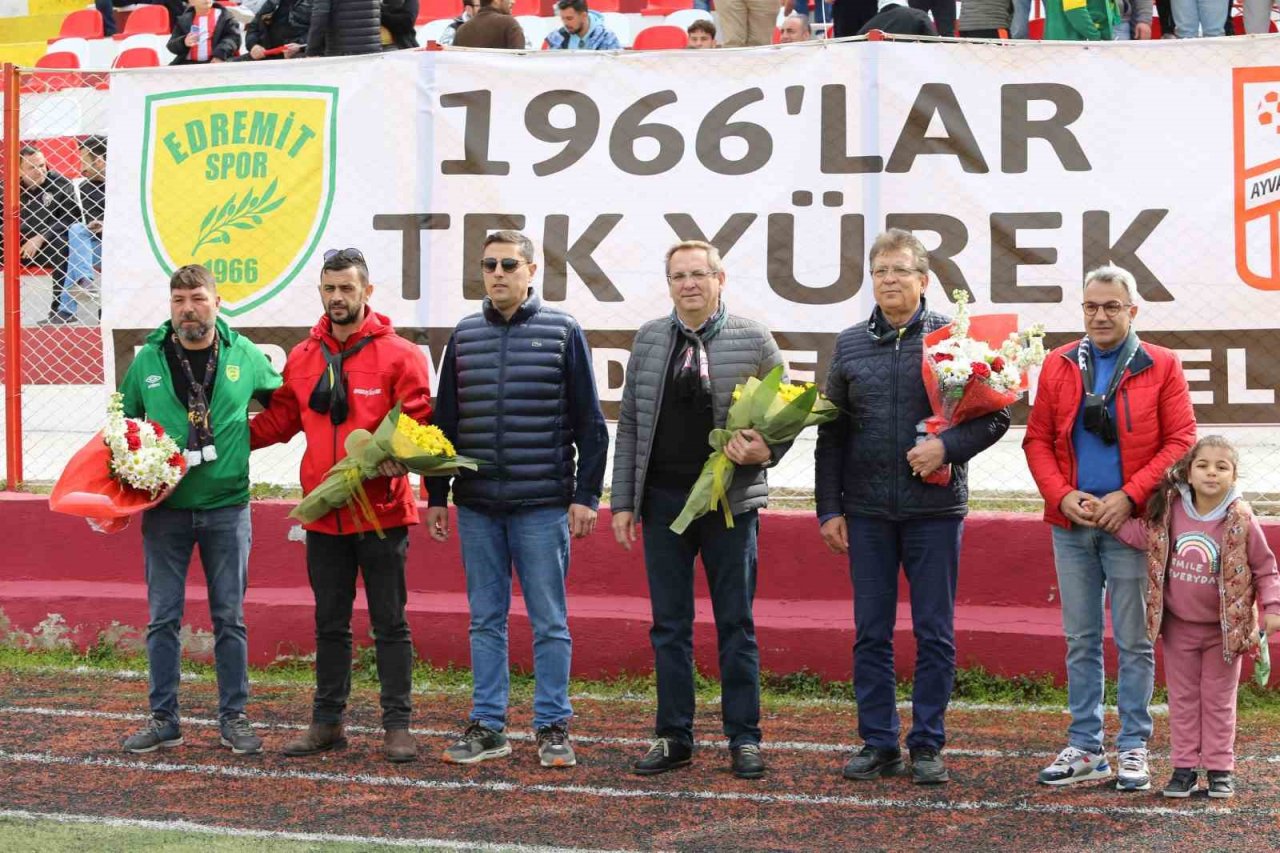 Ayvalık’ta iki ezeli rakip takım depremzedeler için tek yürek oldu