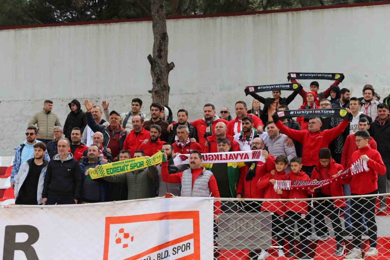 Ayvalık’ta iki ezeli rakip takım depremzedeler için tek yürek oldu