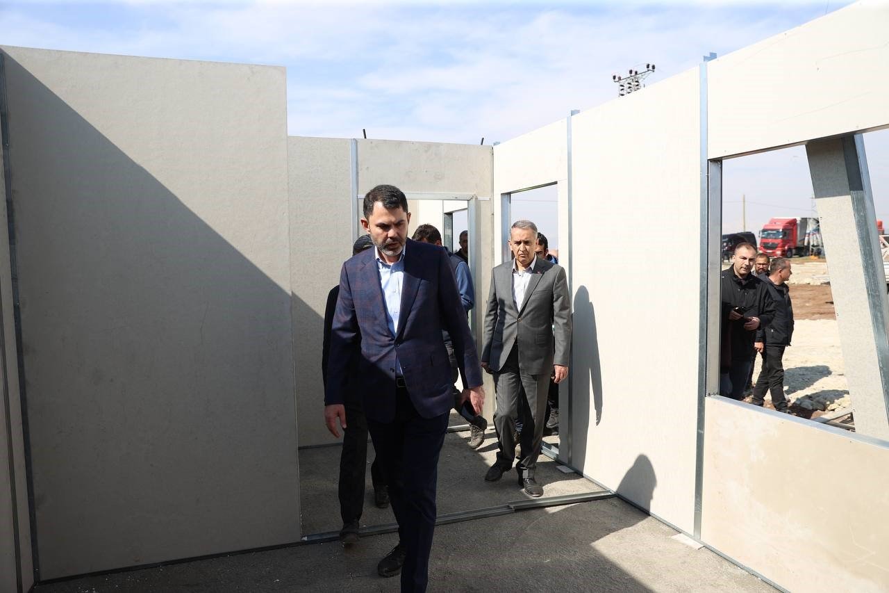 Bakan Murat Kurum, Adıyaman’da barınma alanının kurulacağı bölgede incelemelerde bulundu