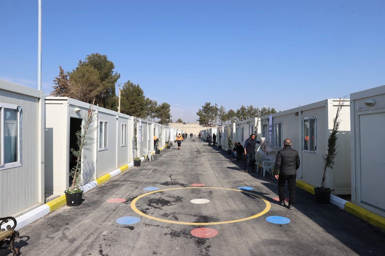 Bakan Murat Kurum, Adıyaman’da barınma alanının kurulacağı bölgede incelemelerde bulundu