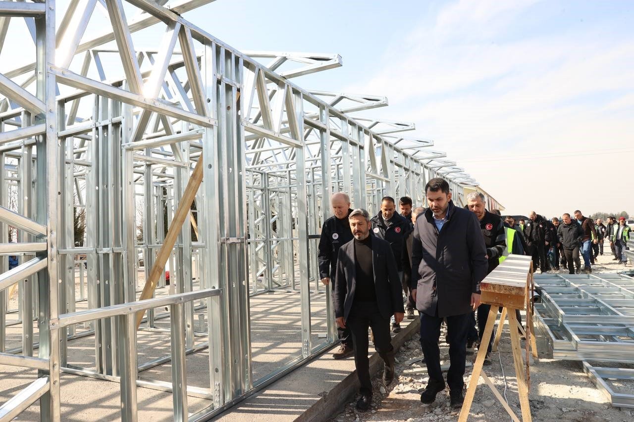 Bakan Murat Kurum, Adıyaman’da barınma alanının kurulacağı bölgede incelemelerde bulundu