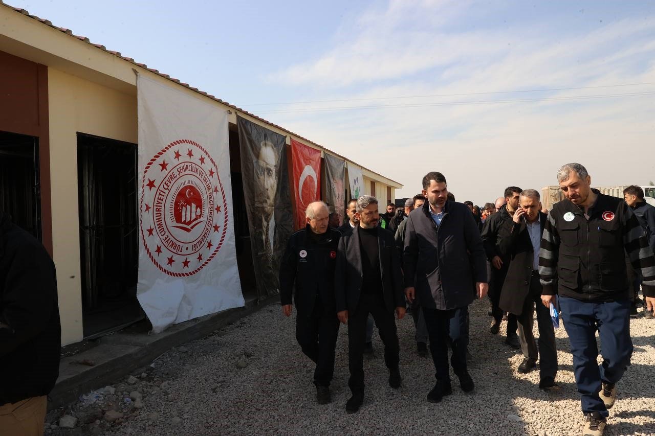 Bakan Murat Kurum, Adıyaman’da barınma alanının kurulacağı bölgede incelemelerde bulundu