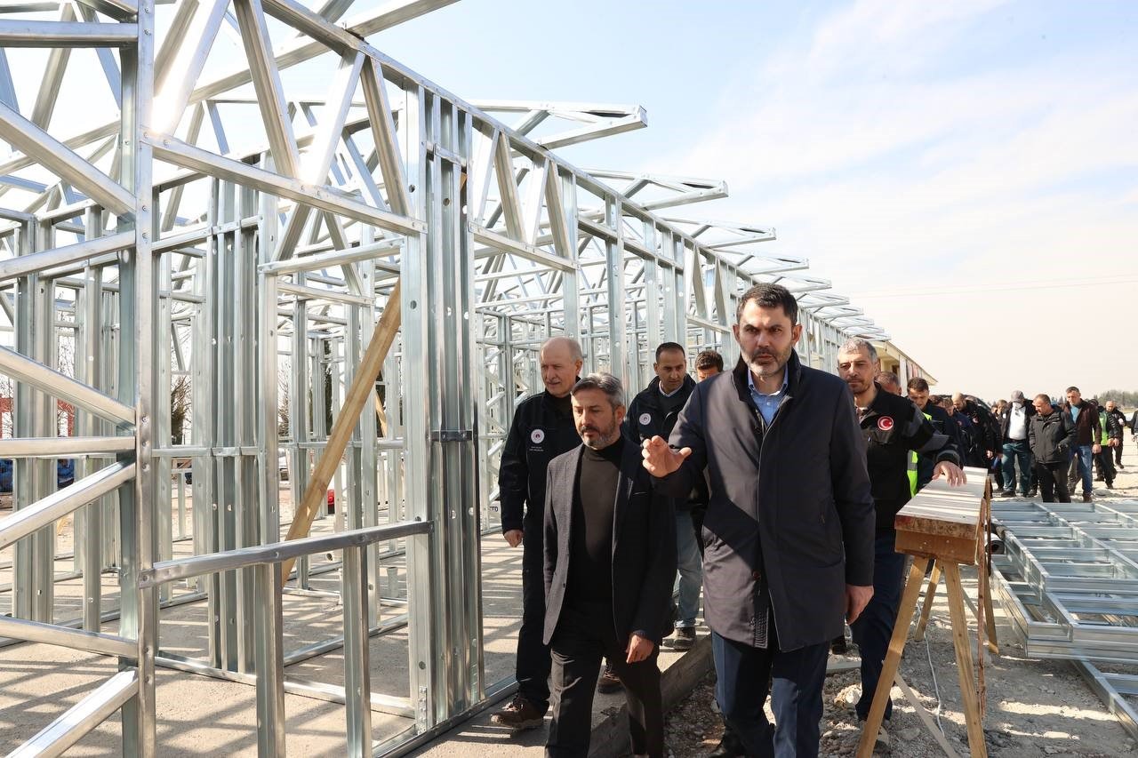 Bakan Murat Kurum, Adıyaman’da barınma alanının kurulacağı bölgede incelemelerde bulundu