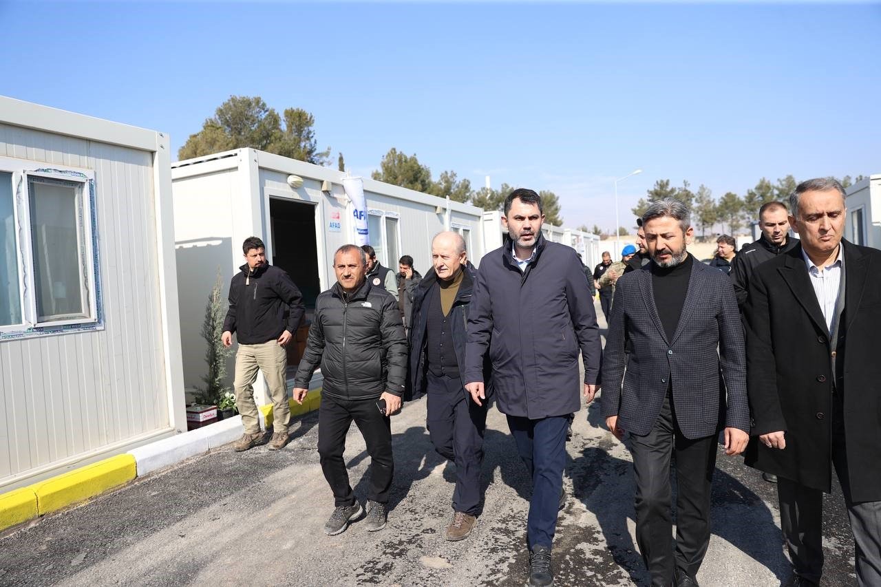 Bakan Murat Kurum, Adıyaman’da barınma alanının kurulacağı bölgede incelemelerde bulundu