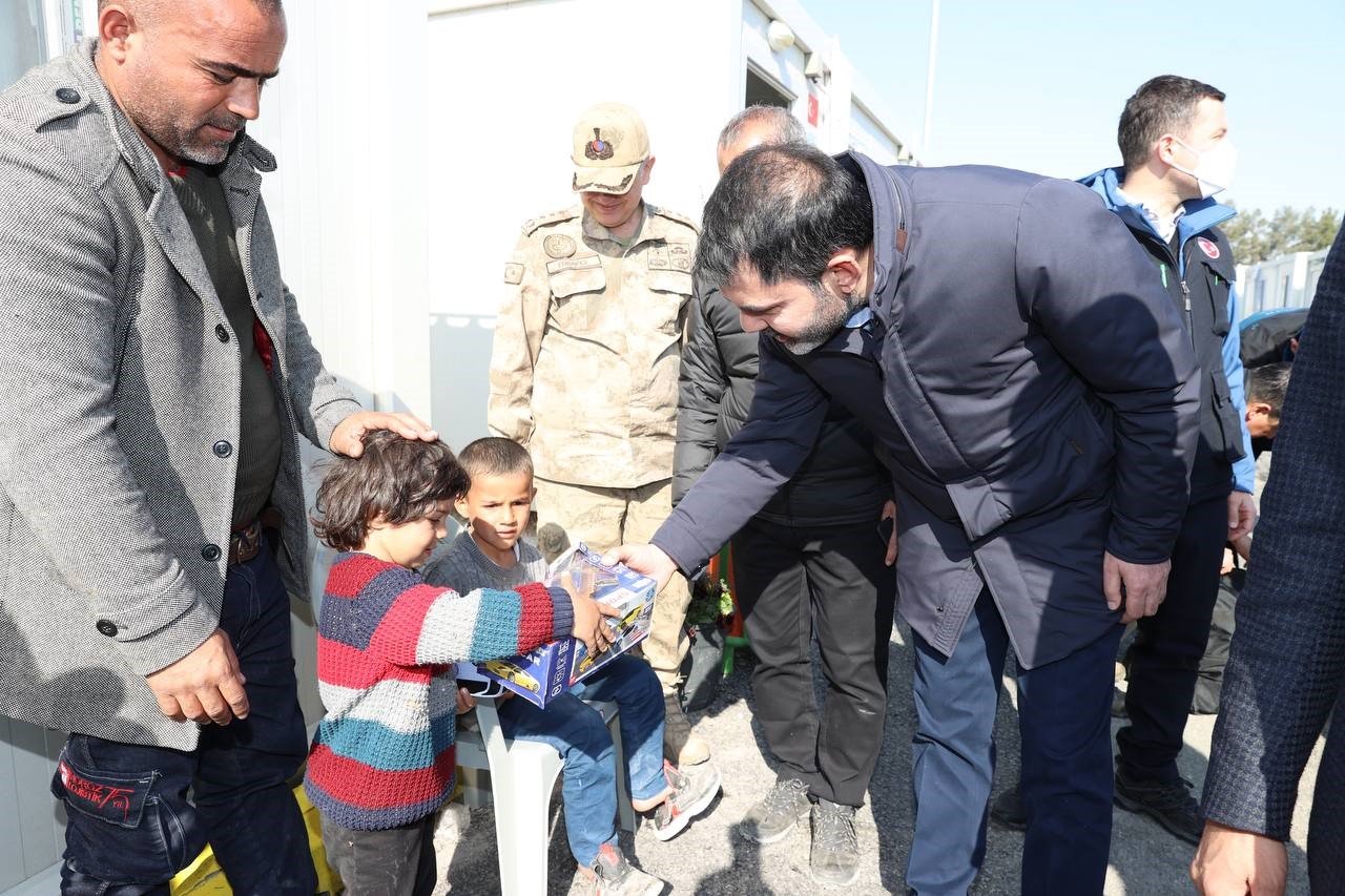 Bakan Murat Kurum, Adıyaman’da barınma alanının kurulacağı bölgede incelemelerde bulundu