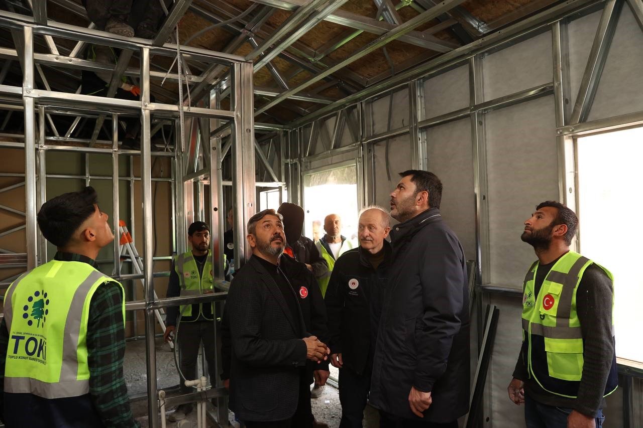 Bakan Murat Kurum, Adıyaman’da barınma alanının kurulacağı bölgede incelemelerde bulundu