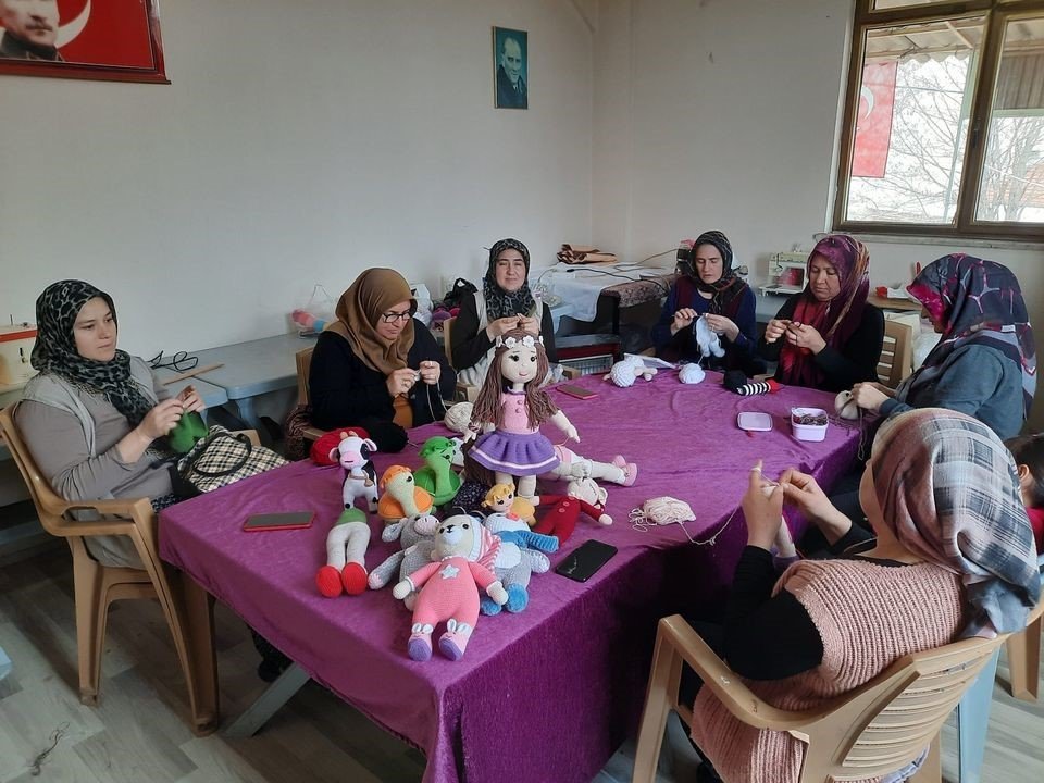 Gönüllü kursiyerler depremzede çocuklar için oyuncak yapıyor