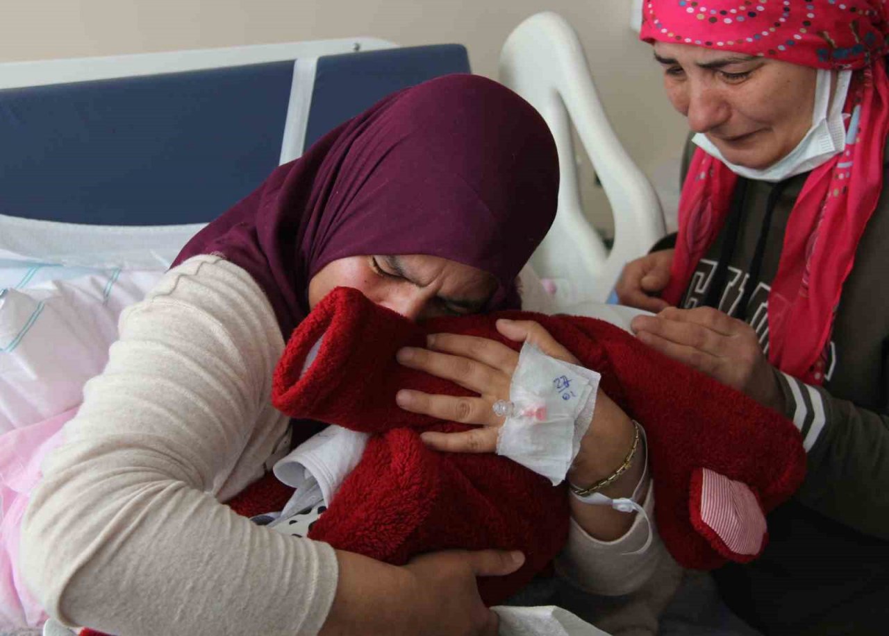 Anne, kendisi gibi depremzede bebeğine 20 gün sonra kavuştu