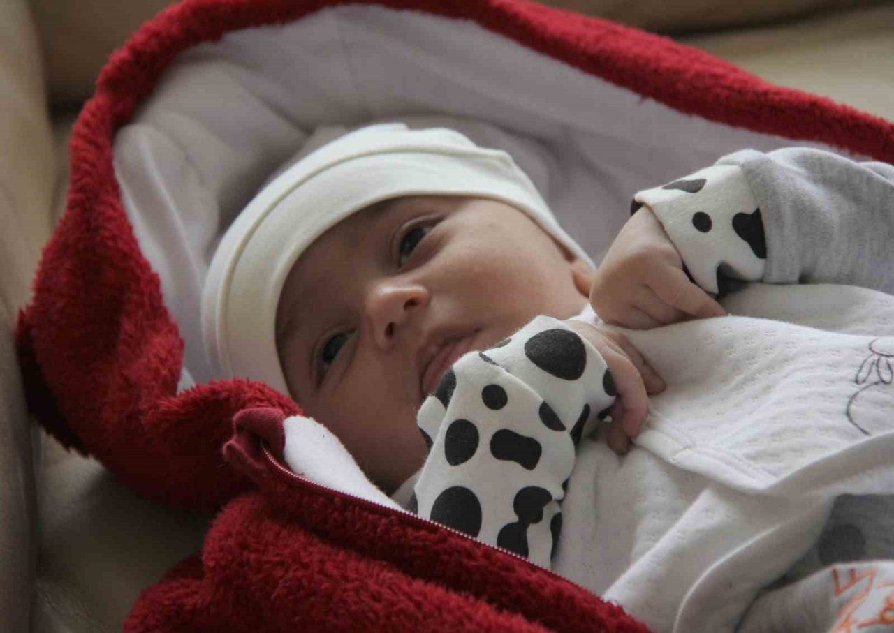 Anne, kendisi gibi depremzede bebeğine 20 gün sonra kavuştu