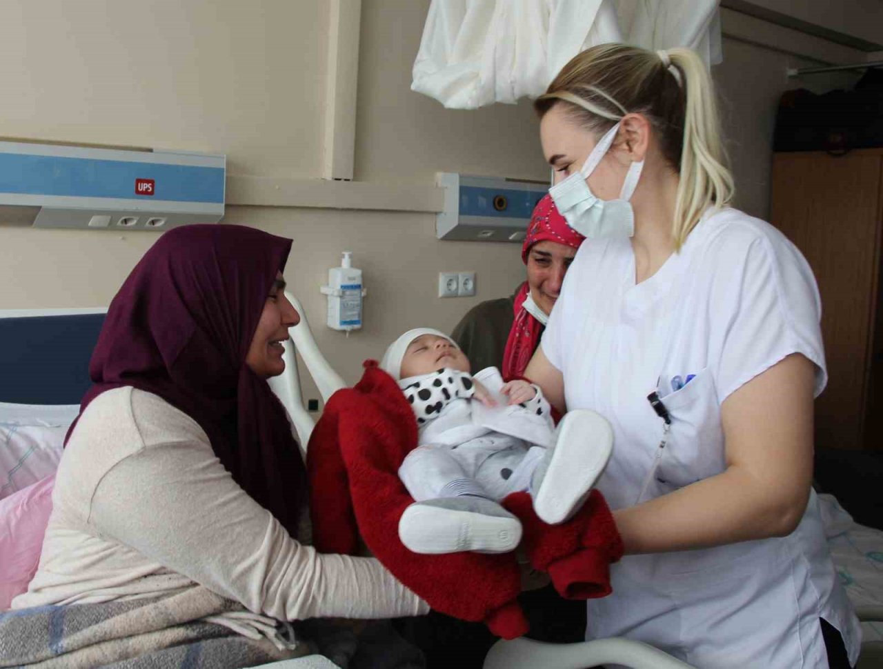Anne, kendisi gibi depremzede bebeğine 20 gün sonra kavuştu