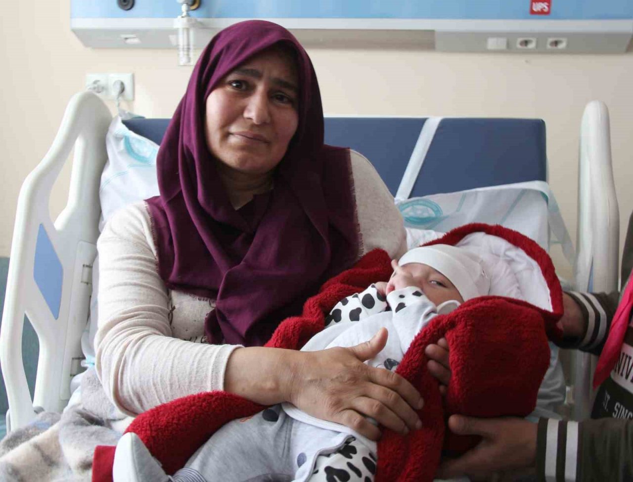 Anne, kendisi gibi depremzede bebeğine 20 gün sonra kavuştu