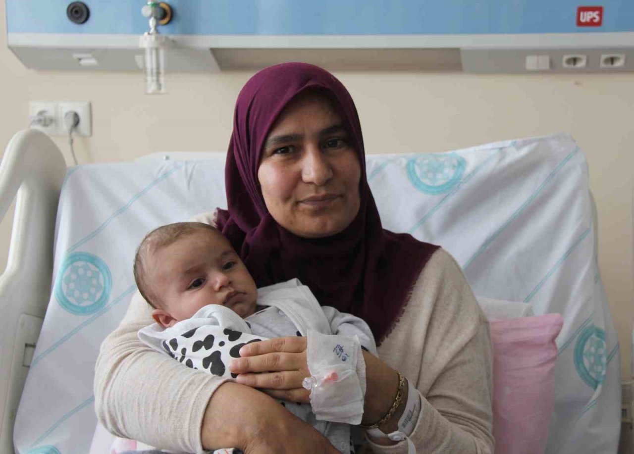 Anne, kendisi gibi depremzede bebeğine 20 gün sonra kavuştu