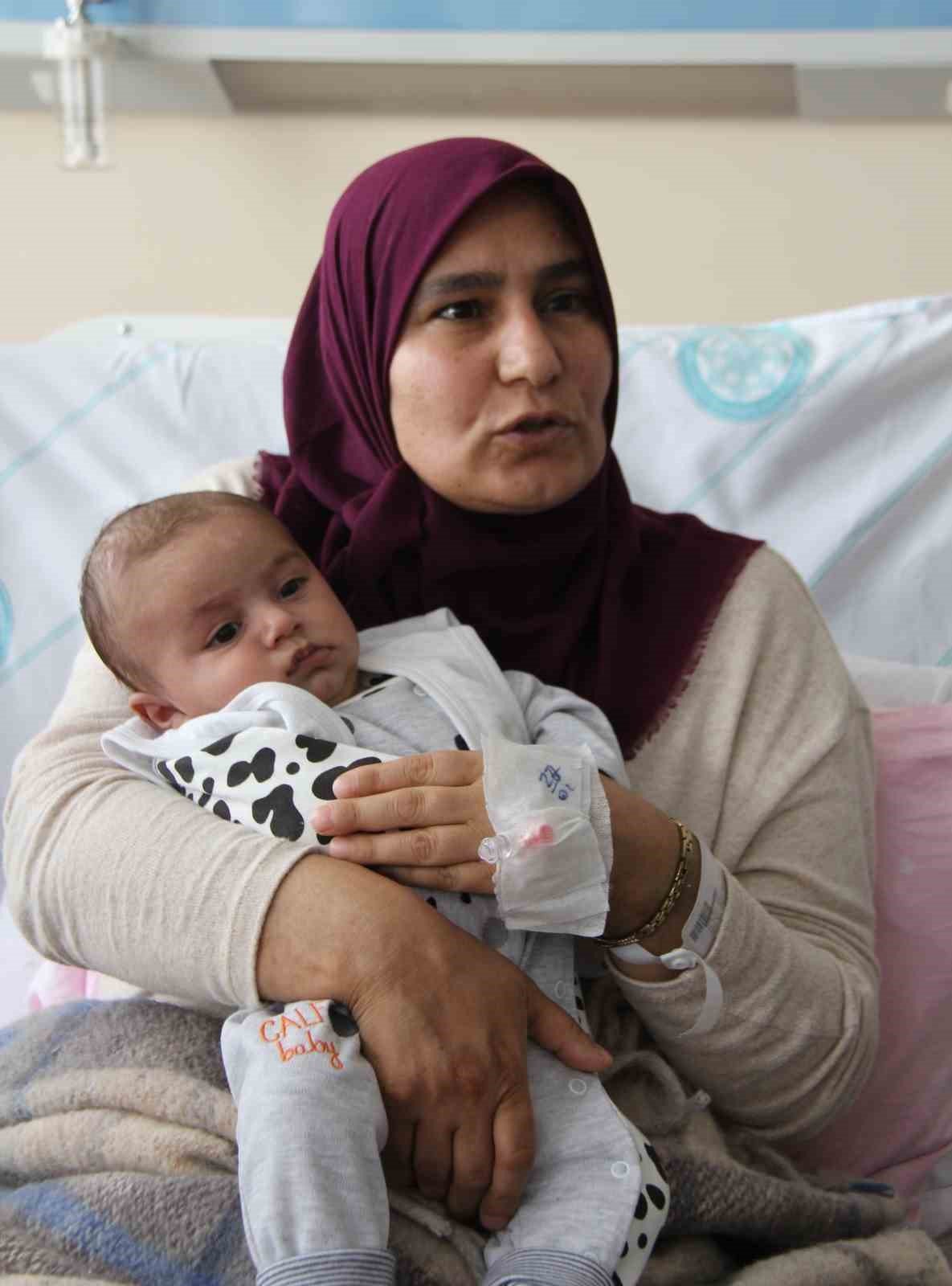 Anne, kendisi gibi depremzede bebeğine 20 gün sonra kavuştu