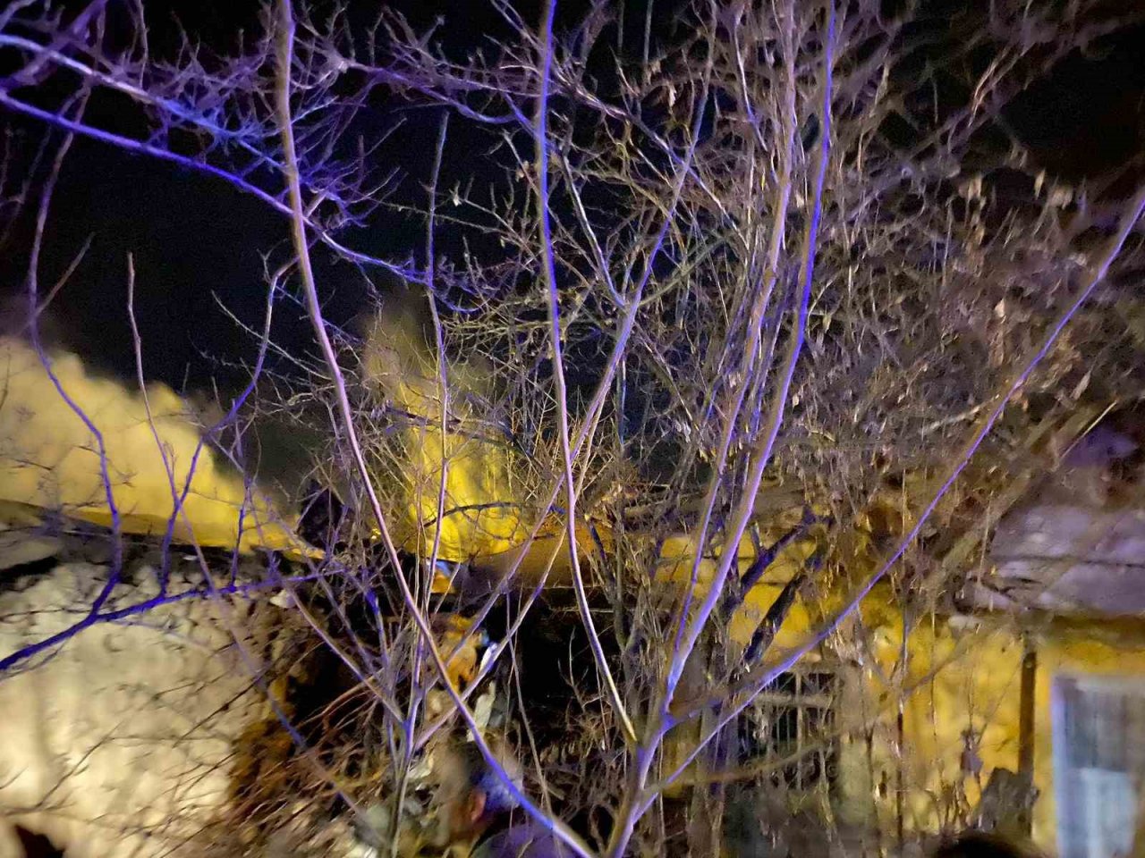 Odunlukta çıkan yangın itfaiye ekiplerince söndürüldü