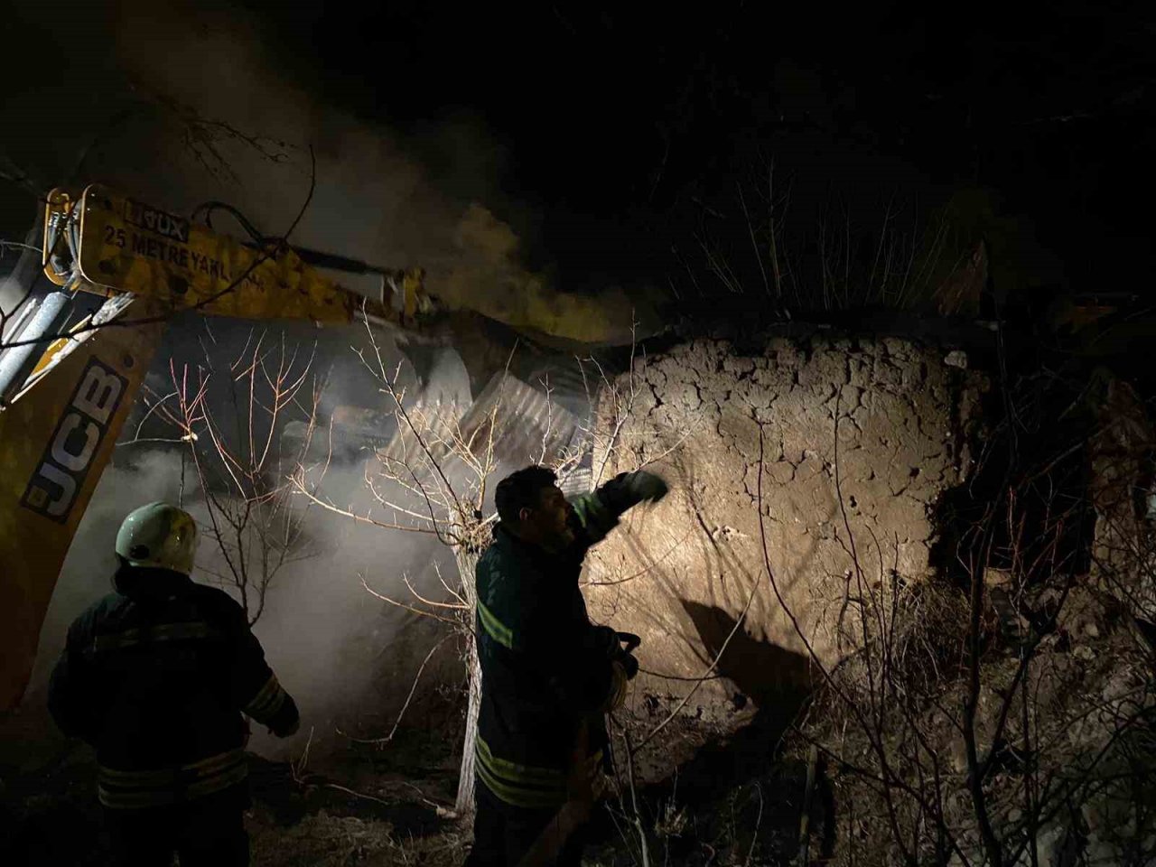Odunlukta çıkan yangın itfaiye ekiplerince söndürüldü