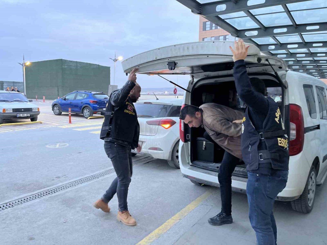 İş arkadaşını silahla vurarak ağır yaralayan zabıta memuru gözaltına alındı