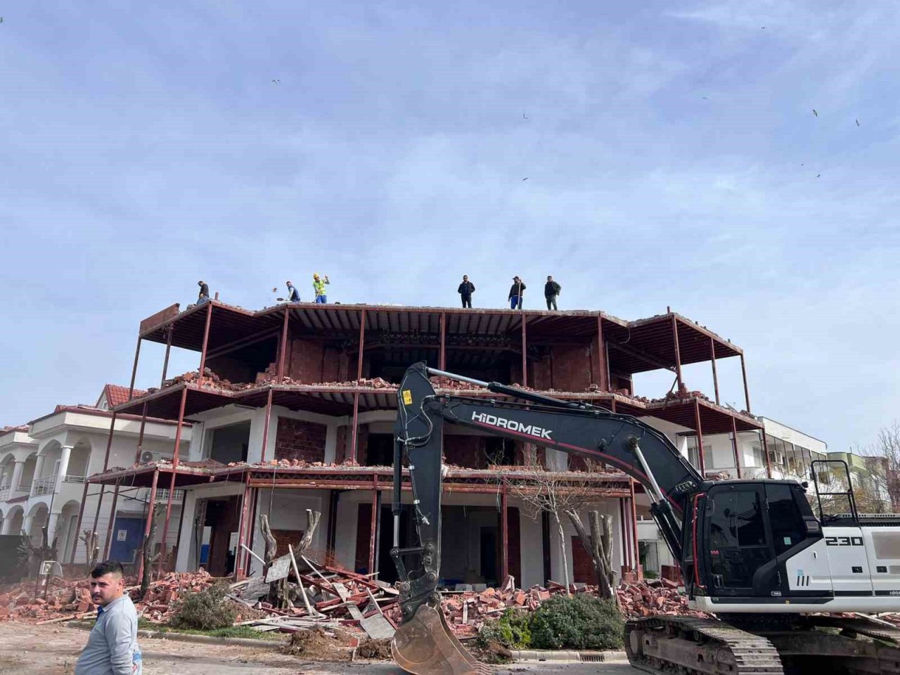 Fethiye’de kaçak yapılara yıkım uygulanıyor