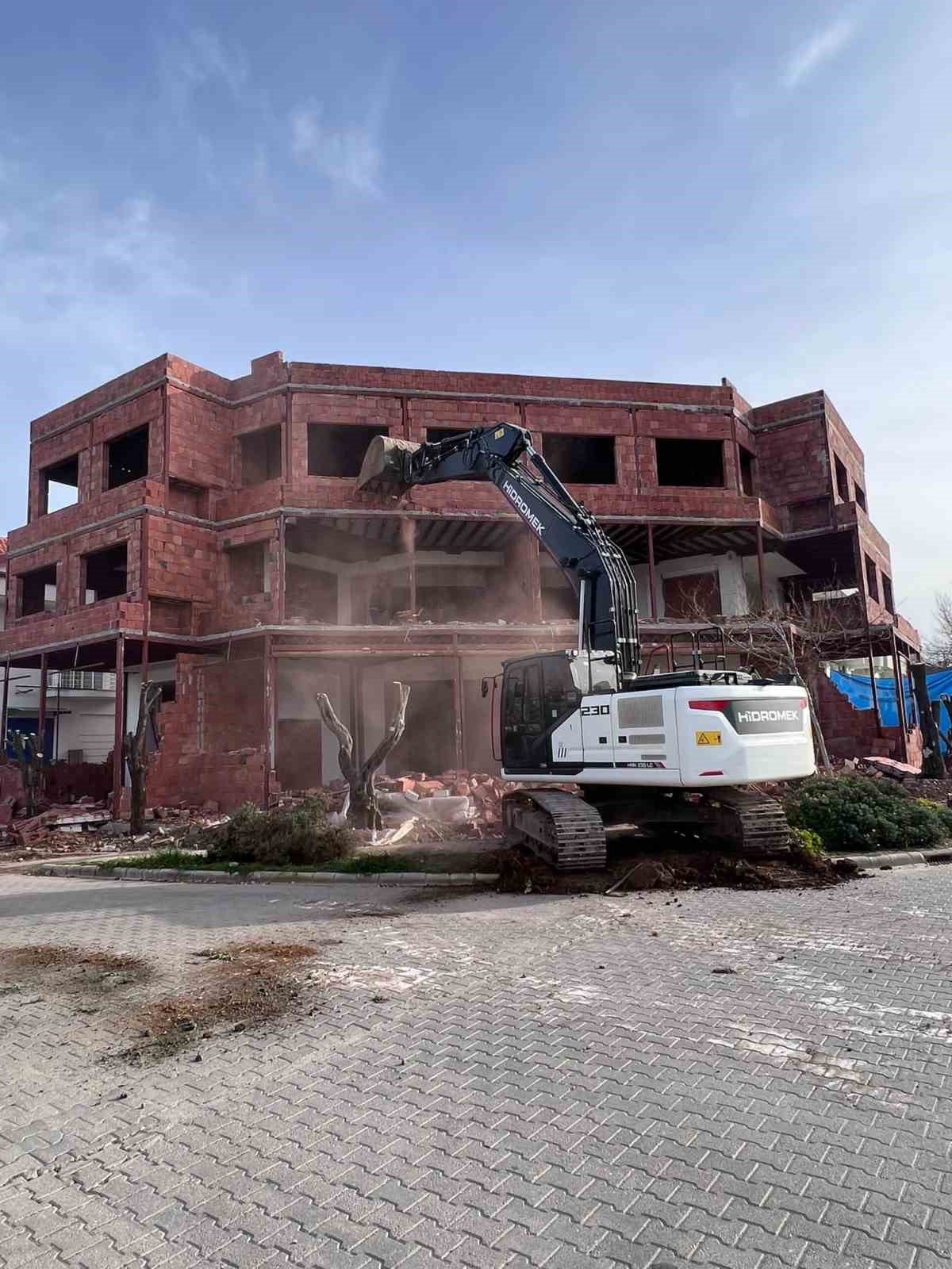 Fethiye’de kaçak yapılara yıkım uygulanıyor