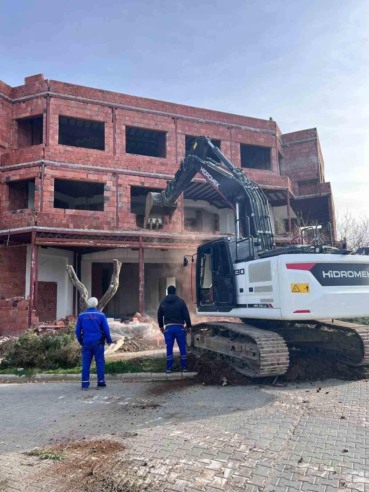 Fethiye’de kaçak yapılara yıkım uygulanıyor