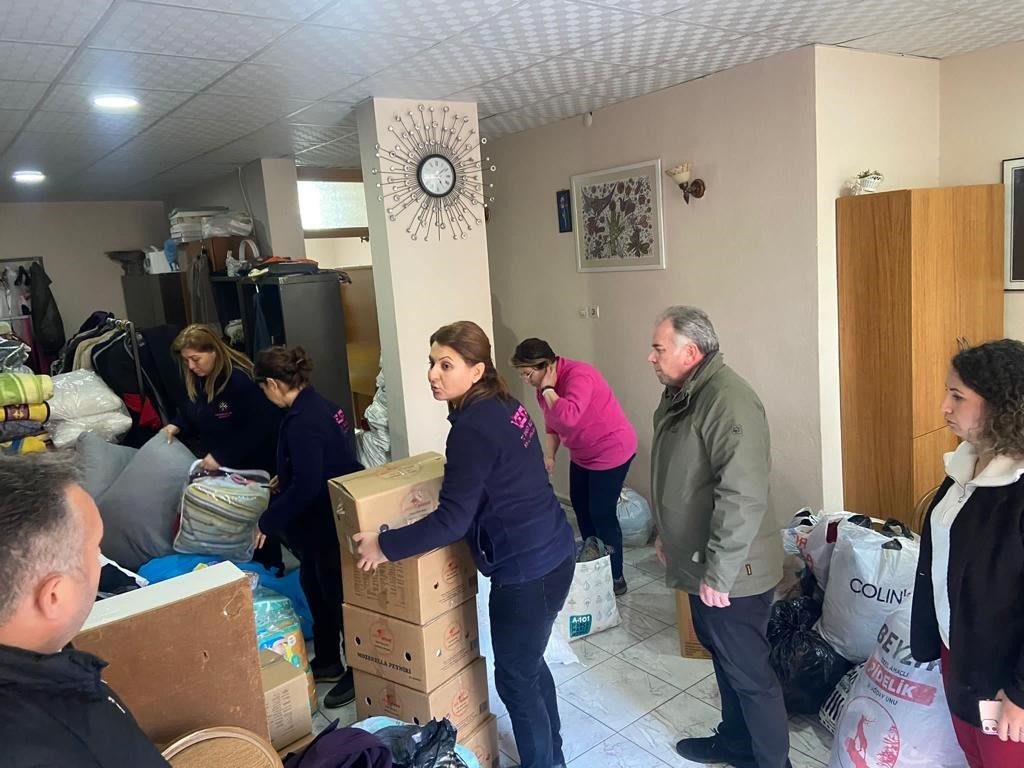 Germencik’te ’pembe melekler’ depremzedelerin yaralarını sarıyor