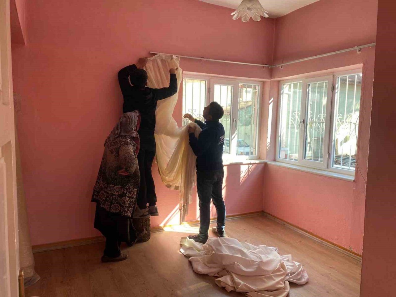 Germencik’te ’pembe melekler’ depremzedelerin yaralarını sarıyor