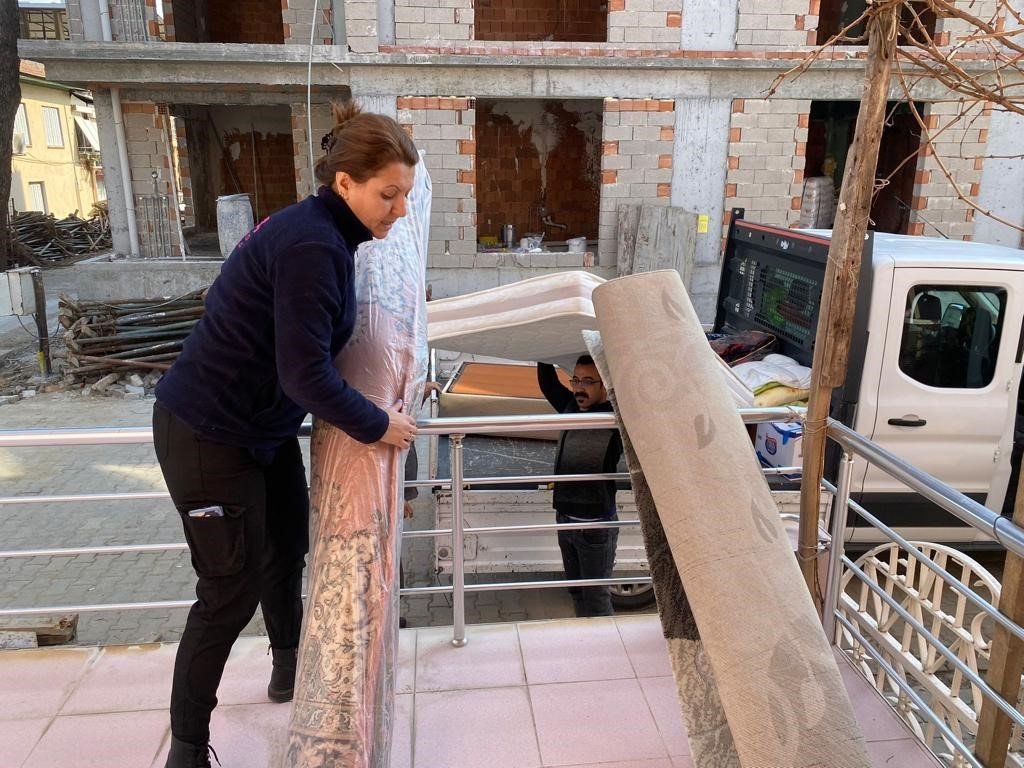 Germencik’te ’pembe melekler’ depremzedelerin yaralarını sarıyor