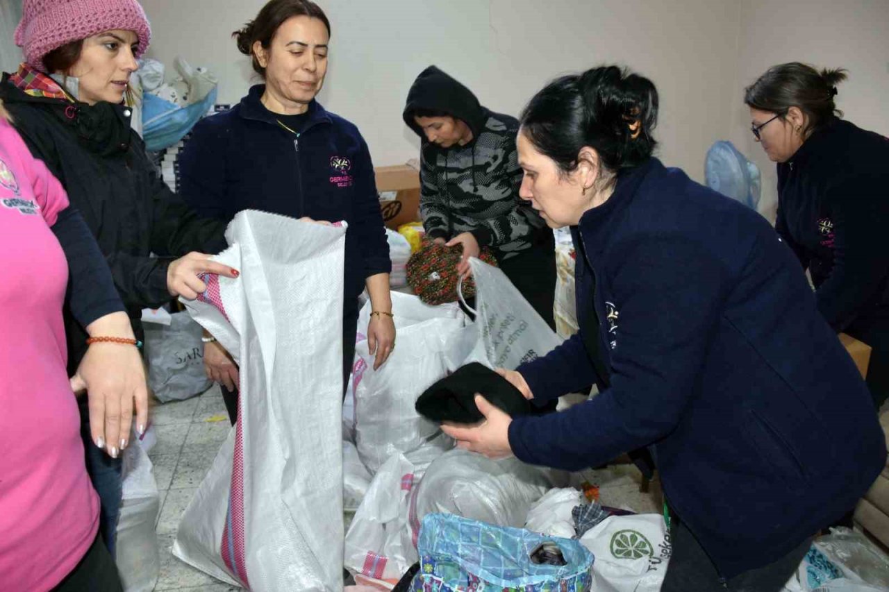 Germencik’te ’pembe melekler’ depremzedelerin yaralarını sarıyor