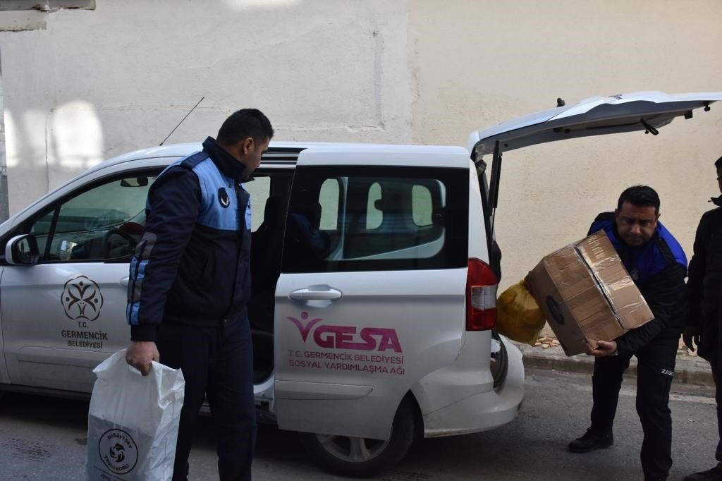 Germencik’te ’pembe melekler’ depremzedelerin yaralarını sarıyor