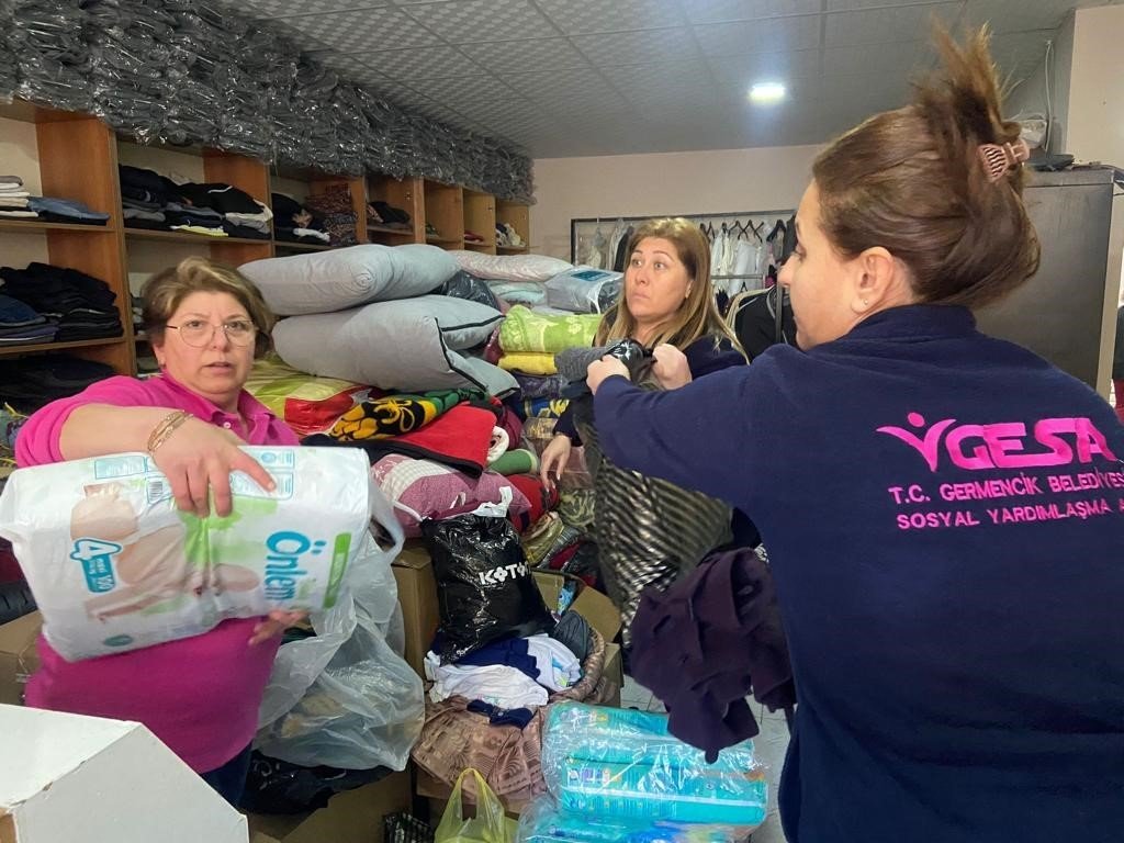 Germencik’te ’pembe melekler’ depremzedelerin yaralarını sarıyor