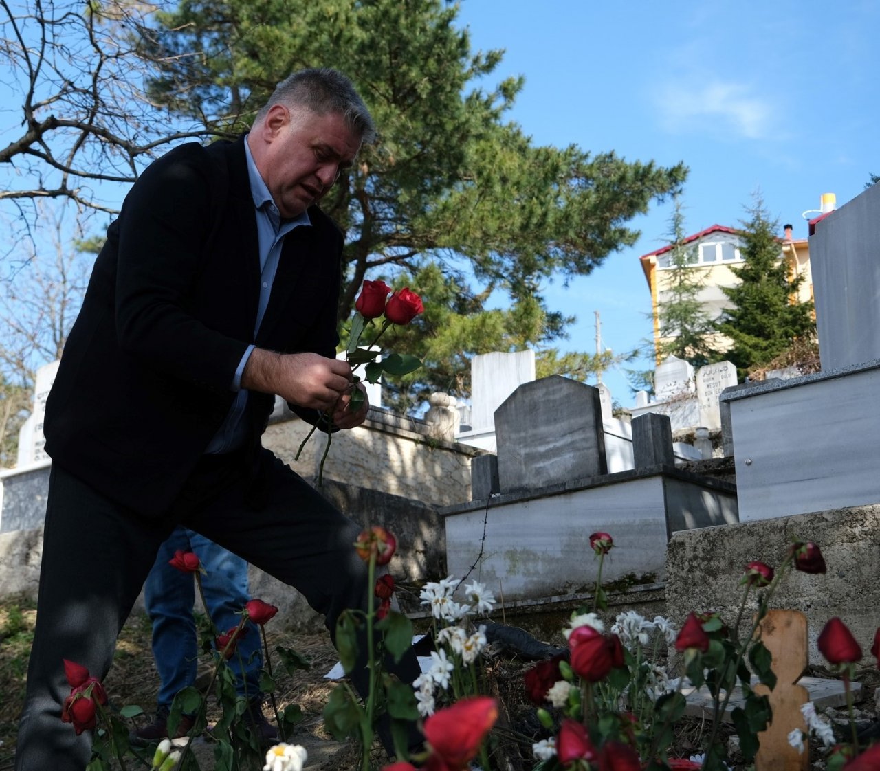 Yamak, depremde hayatını kaybeden Saruhan Bolat’ın ailesini ve mezarını ziyaret etti