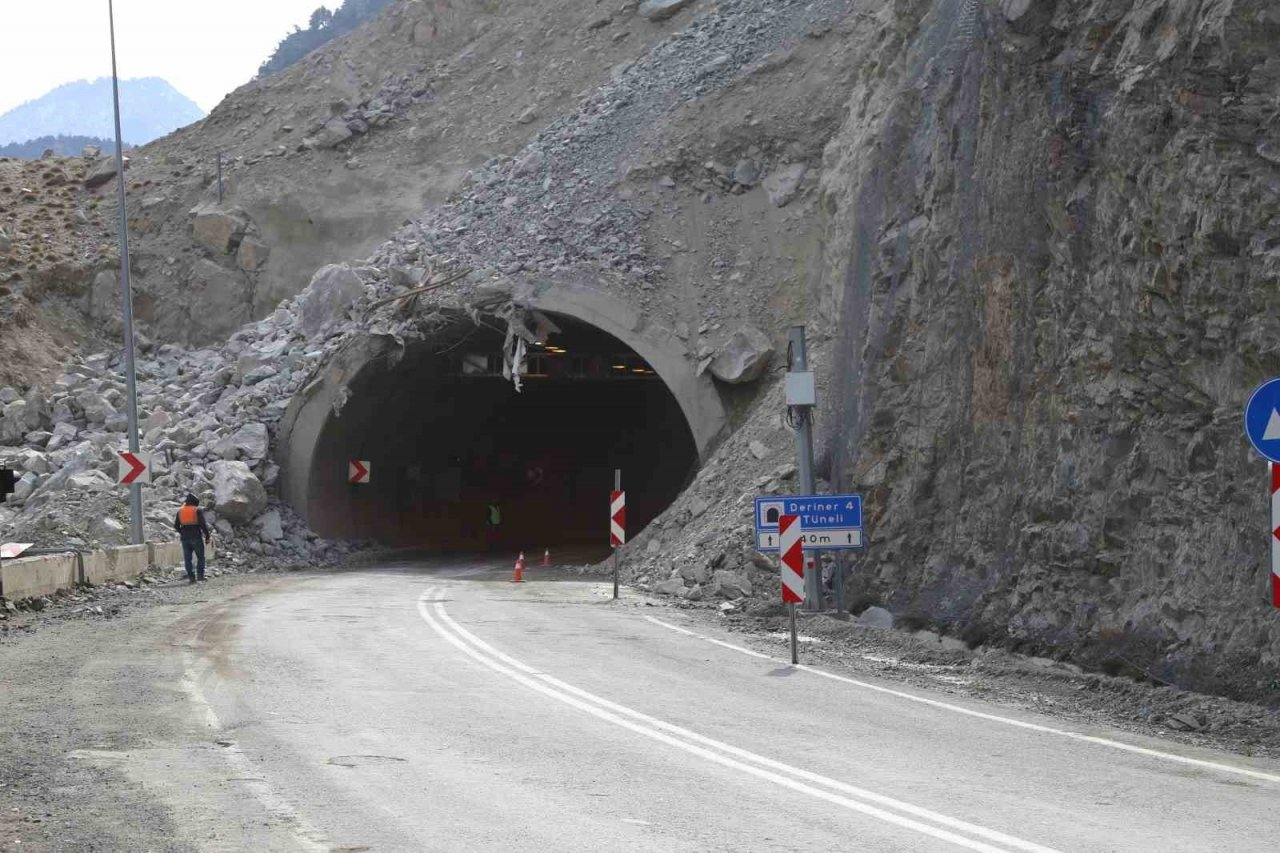 Heyelan nedeniyle kapanan Artvin-Erzurum karayolu trafiğe açıldı