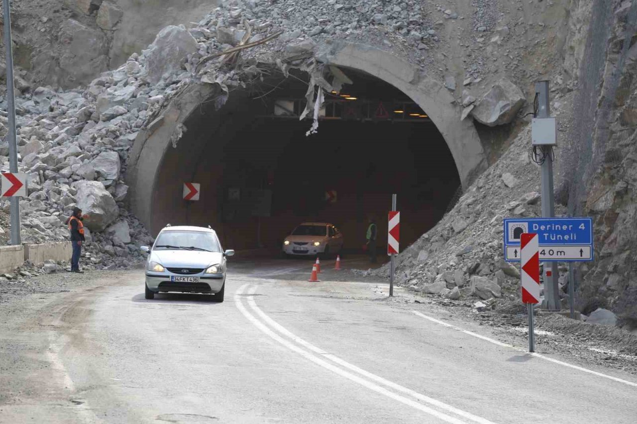 Heyelan nedeniyle kapanan Artvin-Erzurum karayolu trafiğe açıldı