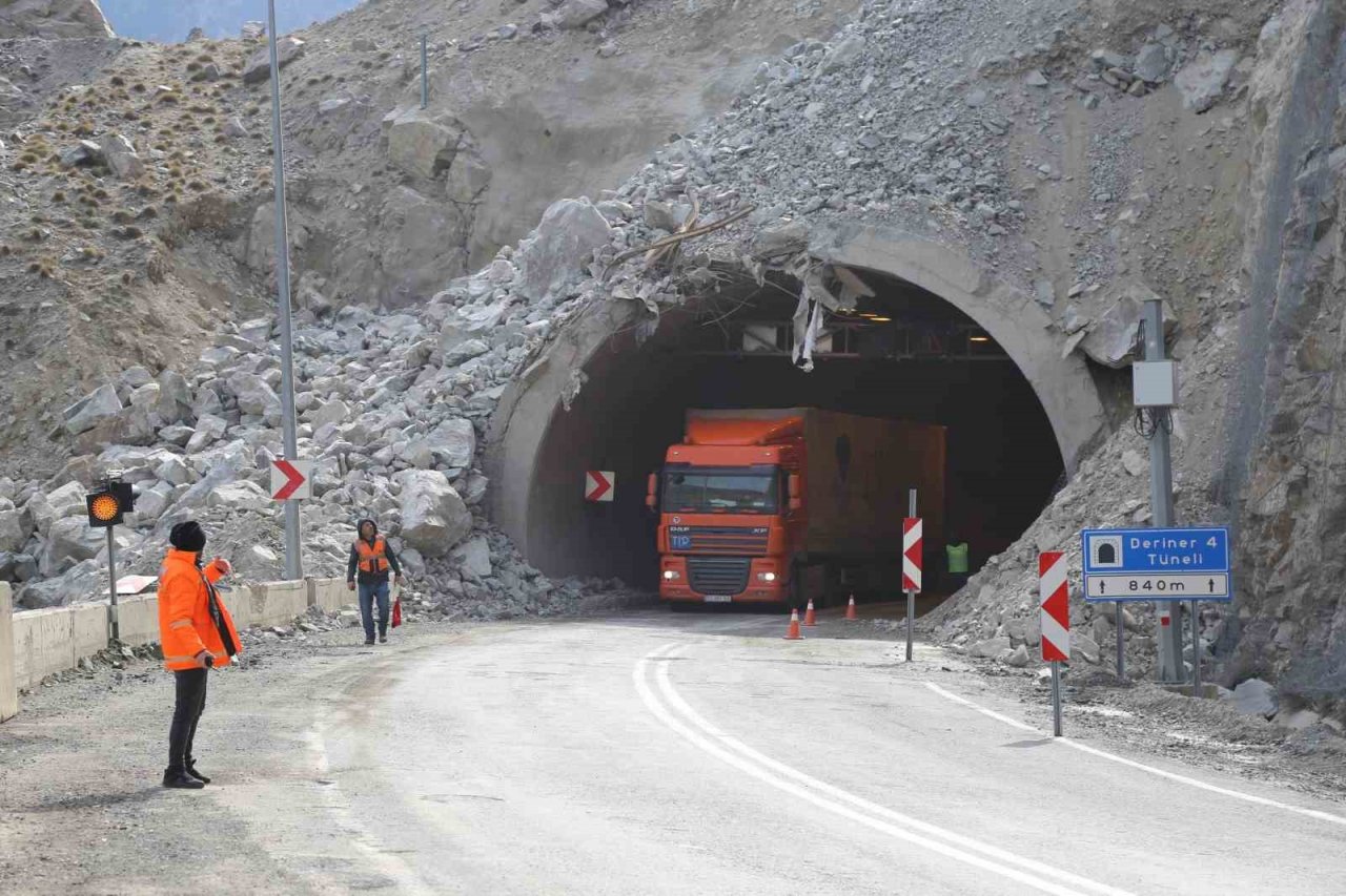 Heyelan nedeniyle kapanan Artvin-Erzurum karayolu trafiğe açıldı