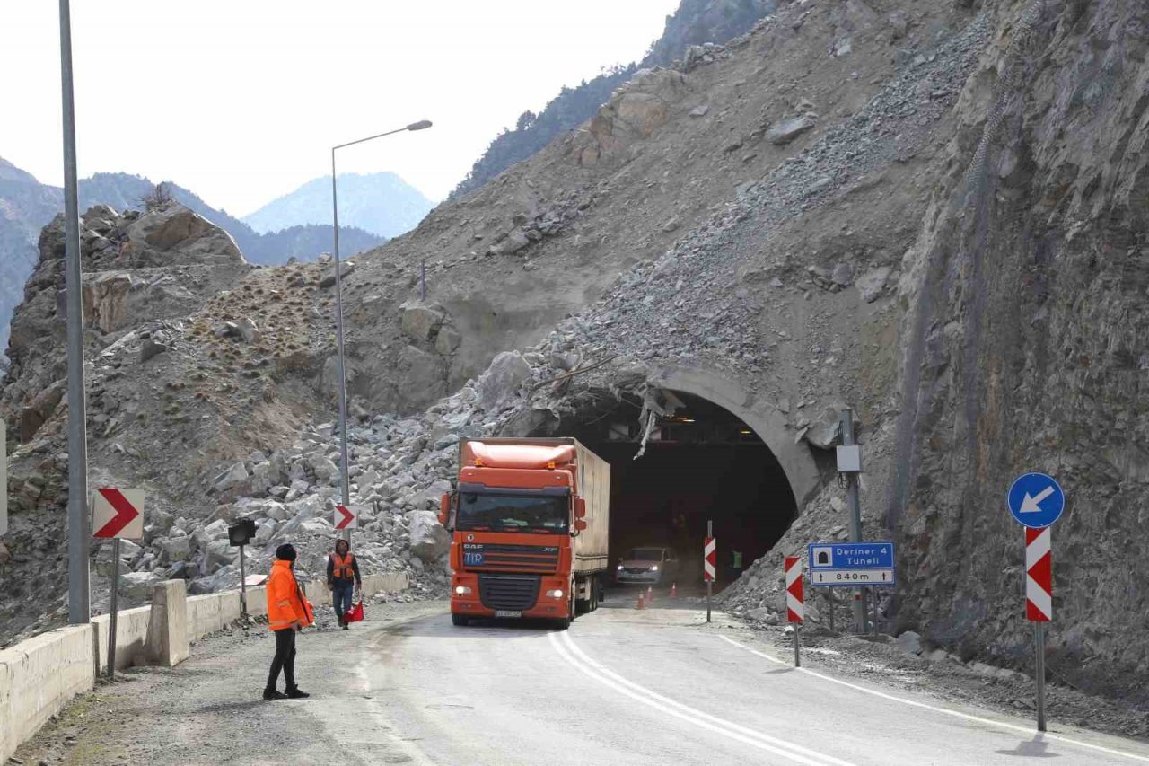Heyelan nedeniyle kapanan Artvin-Erzurum karayolu trafiğe açıldı